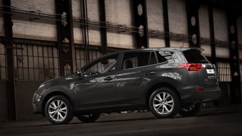 Dat hij er aan zat te komen wisten we al, maar nu heeft Toyota dan echt officieel de nieuwe RAV4 onthuld. Het model heeft zich nog meer het karakter van een compacte SUV aangemeten en hij staat vanaf 