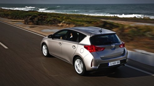 De nieuwe Toyota Auris is een feit en staat nog voor de jaarwisseling bij de dealer. Hoe zijn de eerste kilometers bevallen? We doen onze indruk op met de Auris Hybrid, die naar verwachting het meeste