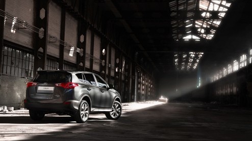 Dat hij er aan zat te komen wisten we al, maar nu heeft Toyota dan echt officieel de nieuwe RAV4 onthuld. Het model heeft zich nog meer het karakter van een compacte SUV aangemeten en hij staat vanaf 
