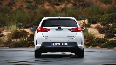 De nieuwe Toyota Auris is een feit en staat nog voor de jaarwisseling bij de dealer. Hoe zijn de eerste kilometers bevallen? We doen onze indruk op met de Auris Hybrid, die naar verwachting het meeste
