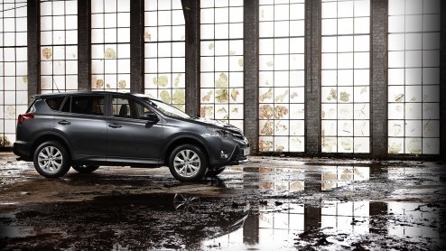 Dat hij er aan zat te komen wisten we al, maar nu heeft Toyota dan echt officieel de nieuwe RAV4 onthuld. Het model heeft zich nog meer het karakter van een compacte SUV aangemeten en hij staat vanaf 