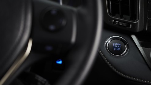 Dat hij er aan zat te komen wisten we al, maar nu heeft Toyota dan echt officieel de nieuwe RAV4 onthuld. Het model heeft zich nog meer het karakter van een compacte SUV aangemeten en hij staat vanaf 