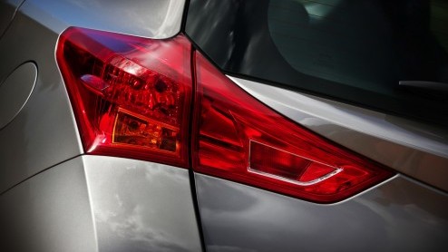 De nieuwe Toyota Auris is een feit en staat nog voor de jaarwisseling bij de dealer. Hoe zijn de eerste kilometers bevallen? We doen onze indruk op met de Auris Hybrid, die naar verwachting het meeste