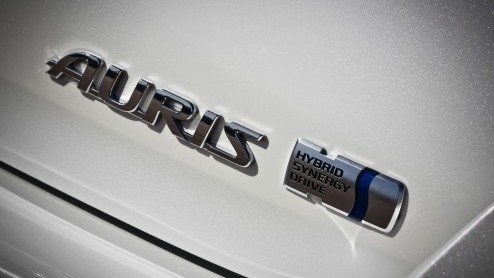 De nieuwe Toyota Auris is een feit en staat nog voor de jaarwisseling bij de dealer. Hoe zijn de eerste kilometers bevallen? We doen onze indruk op met de Auris Hybrid, die naar verwachting het meeste