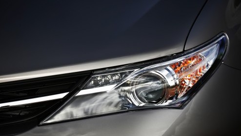 De nieuwe Toyota Auris is een feit en staat nog voor de jaarwisseling bij de dealer. Hoe zijn de eerste kilometers bevallen? We doen onze indruk op met de Auris Hybrid, die naar verwachting het meeste