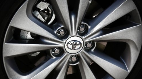 De nieuwe Toyota Auris is een feit en staat nog voor de jaarwisseling bij de dealer. Hoe zijn de eerste kilometers bevallen? We doen onze indruk op met de Auris Hybrid, die naar verwachting het meeste