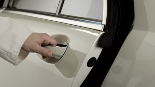 De techneuten van Mercedes-Benz zijn altijd wel op zoek naar nieuwe veiligheidsinnovaties. De laatste vondst is een actieve autogordel die vastsnoeren op de achterbank nog makkelijker, veiliger n laa