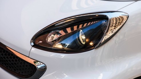 Smart schijnt tijdens op de Los Angeles Motor Show licht op een bijzondere showcar en volgend jaar als limited edition op de markt komt. Hoe speciaal is deze elektrische fortwo? Hij heeft vleugels en 