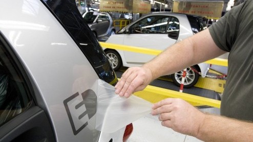 In het Franse Hambach heeft smart onlangs de fortwo electric drive in serieproductie genomen. Inmiddels zijn de eerste 1000 exemplaren al van de band gerold, op dezelfde productielijn als de andere sm
