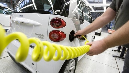 In het Franse Hambach heeft smart onlangs de fortwo electric drive in serieproductie genomen. Inmiddels zijn de eerste 1000 exemplaren al van de band gerold, op dezelfde productielijn als de andere sm