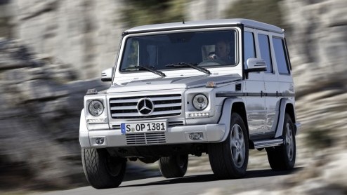 De Duitsers kunnen het niet laten en houden de G-Klasse in leven. Wat heet: de iconische terreinwagen wordt in- en uitwendig opgefrist, compleet met een ander interieur. Ook verwelkomt Mercedes-Benz d