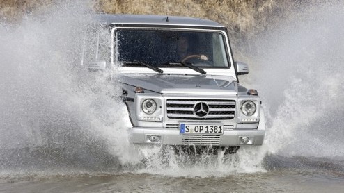 De wederom vernieuwde G-Klasse heeft prijskaartjes gekregen. Mercedes-Benz zet de iconische terreinauto met het eeuwige leven vanaf zo'n 157.000 euro in de prijslijst. Voor de G63 AMG moet 60 mille ex