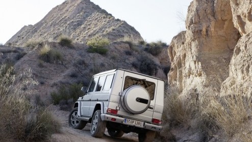 De wederom vernieuwde G-Klasse heeft prijskaartjes gekregen. Mercedes-Benz zet de iconische terreinauto met het eeuwige leven vanaf zo'n 157.000 euro in de prijslijst. Voor de G63 AMG moet 60 mille ex