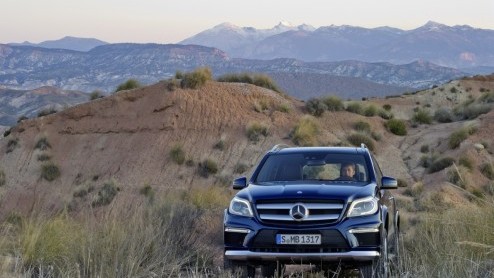 Het doek van de S-Klasse onder de SUVs is er af. Mercedes-Benz heeft de splinternieuwe generatie van de GL aan het publiek voorgesteld, waarin verbruiks- en gewichtreductie hand in hand zijn gegaan m