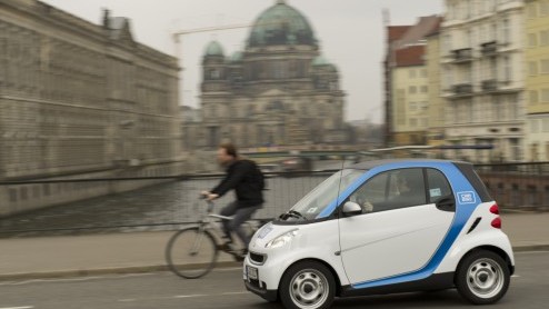 Het deelautoprogramma van Daimler 'car2go' gaat opnieuw (wereld)steden veroveren met smartjes. In navolging van Hamburg, Ulm en Dsseldorf zijn per 1 april zo'n duizend fortwo's in Berlijn beschikbaar