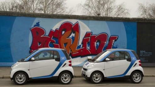 Het deelautoprogramma van Daimler 'car2go' gaat opnieuw (wereld)steden veroveren met smartjes. In navolging van Hamburg, Ulm en Dsseldorf zijn per 1 april zo'n duizend fortwo's in Berlijn beschikbaar