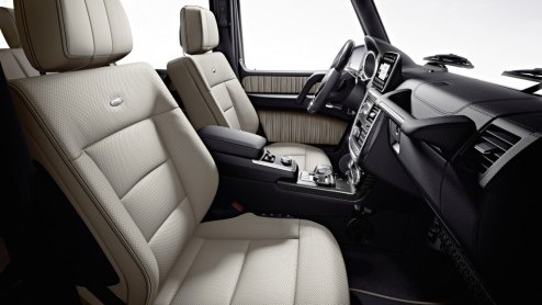 De Duitsers kunnen het niet laten en houden de G-Klasse in leven. Wat heet: de iconische terreinwagen wordt in- en uitwendig opgefrist, compleet met een ander interieur. Ook verwelkomt Mercedes-Benz d
