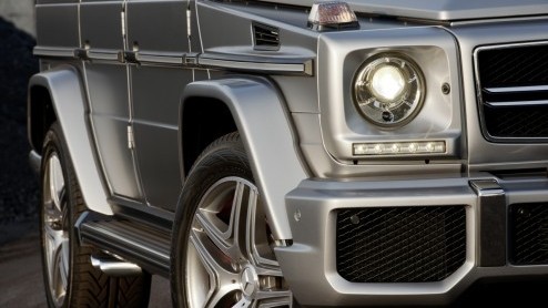 De wederom vernieuwde G-Klasse heeft prijskaartjes gekregen. Mercedes-Benz zet de iconische terreinauto met het eeuwige leven vanaf zo'n 157.000 euro in de prijslijst. Voor de G63 AMG moet 60 mille ex