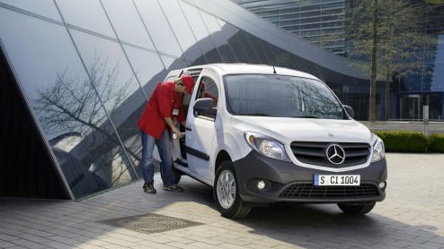 Eerder dan verwacht heet Mercedes-Benz de Citan bestelauto onthuld. En wel op de Nederlandse BedrijfsautoRAI, in een 'black box'. De op de Renault Kangoo gebaseerde bedrijfswagen heeft zoals verwacht