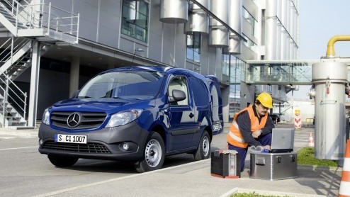 Eerder dan verwacht heet Mercedes-Benz de Citan bestelauto onthuld. En wel op de Nederlandse BedrijfsautoRAI, in een 'black box'. De op de Renault Kangoo gebaseerde bedrijfswagen heeft zoals verwacht