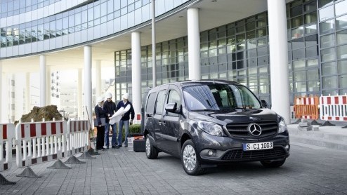 Eerder dan verwacht heet Mercedes-Benz de Citan bestelauto onthuld. En wel op de Nederlandse BedrijfsautoRAI, in een 'black box'. De op de Renault Kangoo gebaseerde bedrijfswagen heeft zoals verwacht