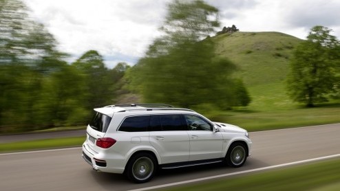 De nieuwe Mercedes-Benz GL heeft zich al laten zien. Vandaag geven de Duitsers alle informatie en beelden vrij van de 'sportieve' topper uit de reeks, de GL 63 AMG met 557 pk. Goedemorgen! Aan het ein
