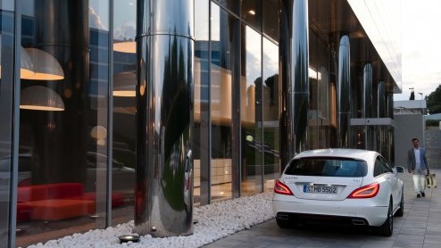 Mercedes-Benz heeft al een paar jaar autotentoonstellingen opgeluisterd met een telkens weer anders genoemde coup-stationcar die uiteindelijk CLS Shooting Brake is gaan heten. Om te zien even verru