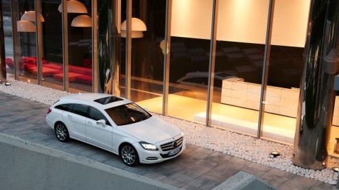 Mercedes-Benz heeft al een paar jaar autotentoonstellingen opgeluisterd met een telkens weer anders genoemde coup-stationcar die uiteindelijk CLS Shooting Brake is gaan heten. Om te zien even verru