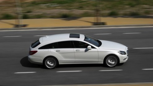 Mercedes-Benz heeft al een paar jaar autotentoonstellingen opgeluisterd met een telkens weer anders genoemde coup-stationcar die uiteindelijk CLS Shooting Brake is gaan heten. Om te zien even verru