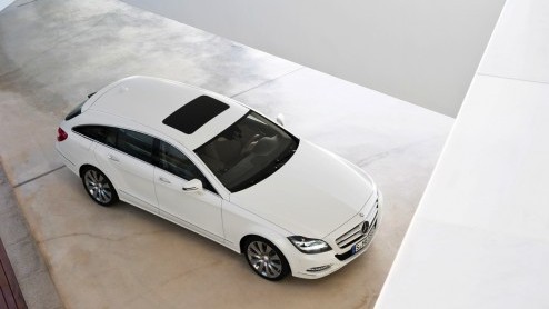 Mercedes-Benz heeft al een paar jaar autotentoonstellingen opgeluisterd met een telkens weer anders genoemde coup-stationcar die uiteindelijk CLS Shooting Brake is gaan heten. Om te zien even verru