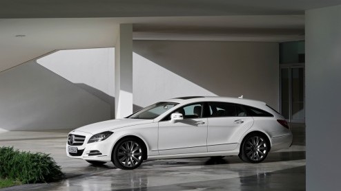 Mercedes-Benz heeft al een paar jaar autotentoonstellingen opgeluisterd met een telkens weer anders genoemde coup-stationcar die uiteindelijk CLS Shooting Brake is gaan heten. Om te zien even verru