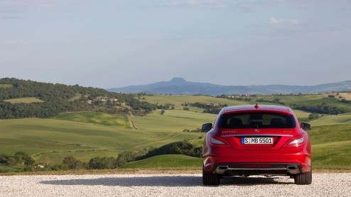 Mercedes-Benz heeft al een paar jaar autotentoonstellingen opgeluisterd met een telkens weer anders genoemde coup-stationcar die uiteindelijk CLS Shooting Brake is gaan heten. Om te zien even verru
