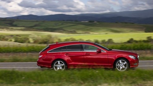 Mercedes-Benz heeft al een paar jaar autotentoonstellingen opgeluisterd met een telkens weer anders genoemde coup-stationcar die uiteindelijk CLS Shooting Brake is gaan heten. Om te zien even verru