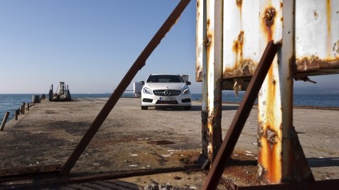 Mercedes-Benz zet in op groei. De nieuwe vijfdeurs A-Klasse geeft de aftrap om in het compacte segment nieuwe rijders aan te spreken en gooit het daarom over een hele andere boeg dan zijn voorganger.
