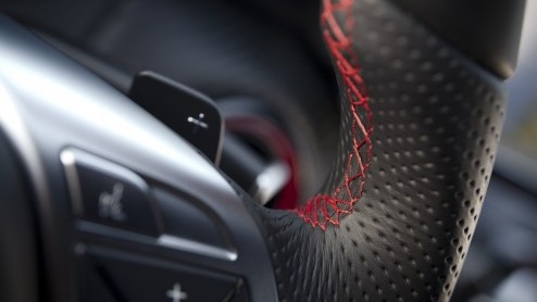 Mercedes-Benz zet in op groei. De nieuwe vijfdeurs A-Klasse geeft de aftrap om in het compacte segment nieuwe rijders aan te spreken en gooit het daarom over een hele andere boeg dan zijn voorganger.
