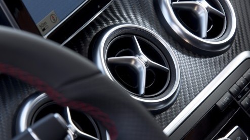 Mercedes-Benz zet in op groei. De nieuwe vijfdeurs A-Klasse geeft de aftrap om in het compacte segment nieuwe rijders aan te spreken en gooit het daarom over een hele andere boeg dan zijn voorganger.