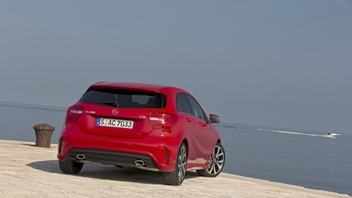 Mercedes-Benz zet in op groei. De nieuwe vijfdeurs A-Klasse geeft de aftrap om in het compacte segment nieuwe rijders aan te spreken en gooit het daarom over een hele andere boeg dan zijn voorganger.