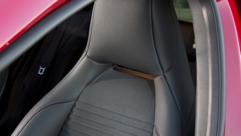 Mercedes-Benz zet in op groei. De nieuwe vijfdeurs A-Klasse geeft de aftrap om in het compacte segment nieuwe rijders aan te spreken en gooit het daarom over een hele andere boeg dan zijn voorganger.