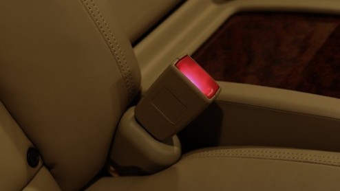 De techneuten van Mercedes-Benz zijn altijd wel op zoek naar nieuwe veiligheidsinnovaties. De laatste vondst is een actieve autogordel die vastsnoeren op de achterbank nog makkelijker, veiliger n laa
