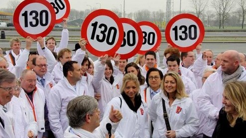 Met ingang van volgend jaar wordt de flitsmarge bij controles op de snelheidslimiet van 130 km/u aangepast. Momenteel zou pas bij 139 km/u een bon uitgedeeld kunnen worden, in 2012 wordt dat 135.