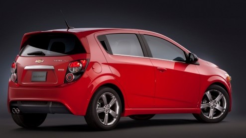 Chevrolet weet wel hoe ze de Aveo de sporen kunnen geven. In Amerika komt de auto, die daar Sonic wordt genoemd, met een 140 pk turbomotor op de markt. Dat schiet lekker op!