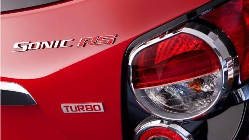 Chevrolet weet wel hoe ze de Aveo de sporen kunnen geven. In Amerika komt de auto, die daar Sonic wordt genoemd, met een 140 pk turbomotor op de markt. Dat schiet lekker op!