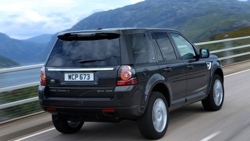 Land Rover geeft de Freelander opnieuw een update. Met nieuwe optiemogelijkheden, gewijzigde in- en exterieurdetails en de intrede van de 2.0 liter Si4 turbomotor kan de kleinste telg uit de familie e