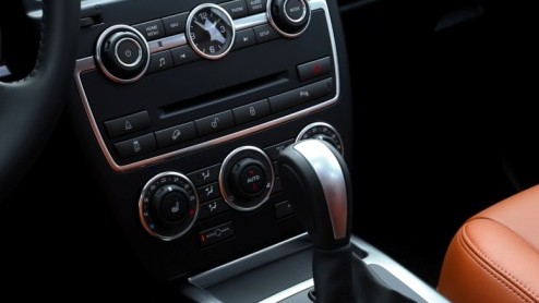 We berichtten het al eerder, Land Rover heeft de Freelander 2 een update gegeven. De prijzen zijn inmiddels ook bekend en de vanafprijs valt iets hoger uit, omdat de importeur de relatief weinig verko