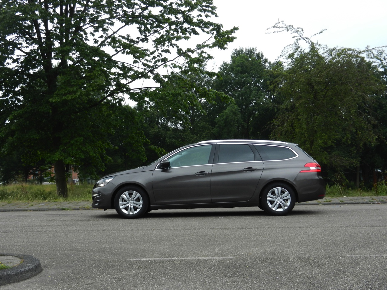 Vergelijking Peugeot 308 SW en Toyota Auris TS hybrid, beiden zakelijk te rijden met 14% bijtelling.