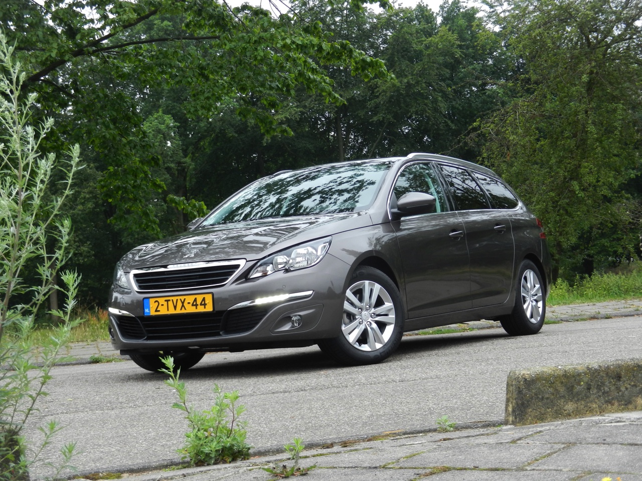 Vergelijking Peugeot 308 SW en Toyota Auris TS hybrid, beiden zakelijk te rijden met 14% bijtelling.