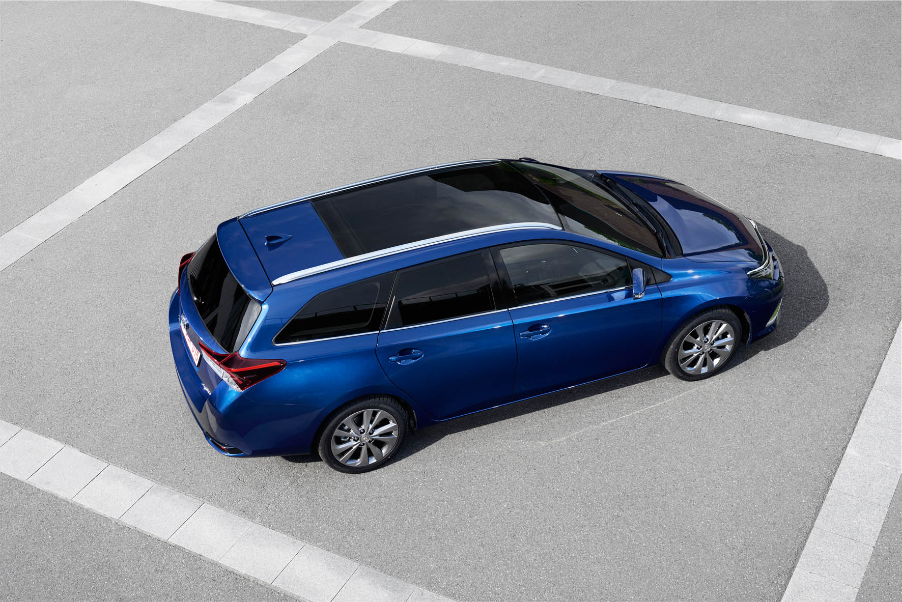 Vergelijking Peugeot 308 SW en Toyota Auris TS hybrid, beiden zakelijk te rijden met 14% bijtelling.