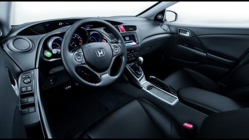 Op het eerste gezicht lijkt er weinig veranderd aan de nieuwe Honda Civic, maar als je het vorige model er naast zet blijkt dat er helemaal niets hetzelfde is gebleven. Alleen lijken de twee vreselijk