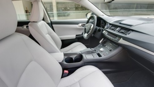 Lexus betreedt de wereld van de compacte middenklasser in het premiumsegment. Met de CT200h hebben de Japanners een antwoord op soortgenoten als de Audi A1, BMW 1 Serie en Volvo. Zij doen dat op hun e