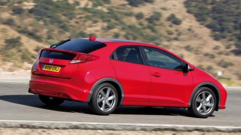 De nieuwe Civic is in Nederland en staat vanaf dit weekend in de showroom. Wie deze populaire middenklasser wil bewonderen of proefrijden kan vanaf zaterdag terecht bij alle Honda-dealers. De vanafpri